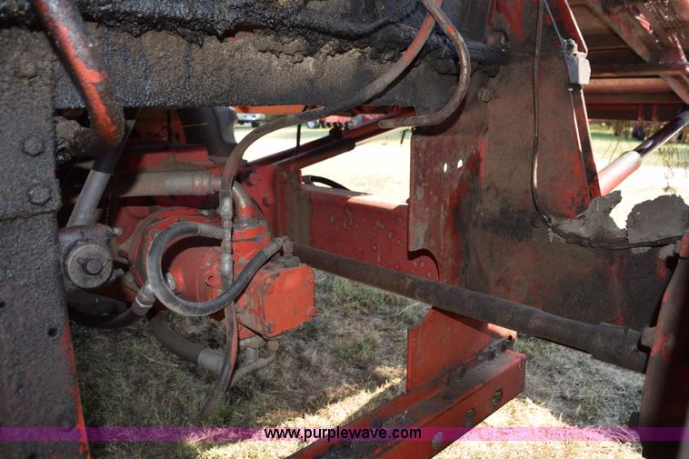 image for item L5816 1981 Massey-Ferguson 860 combine
