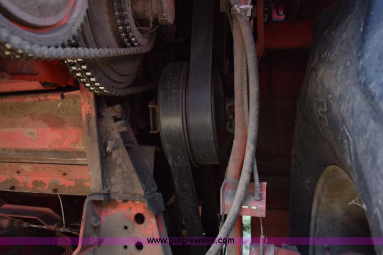 image for item L5816 1981 Massey-Ferguson 860 combine