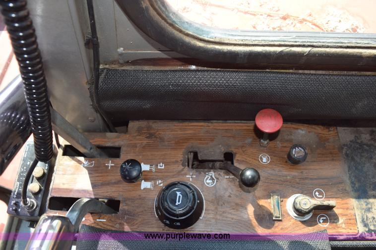 image for item L5817 1981 Massey-Ferguson 860 combine