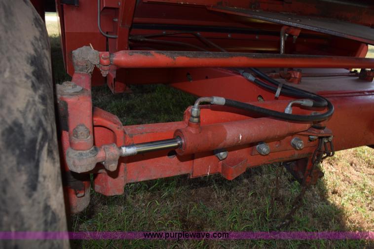 image for item L5817 1981 Massey-Ferguson 860 combine