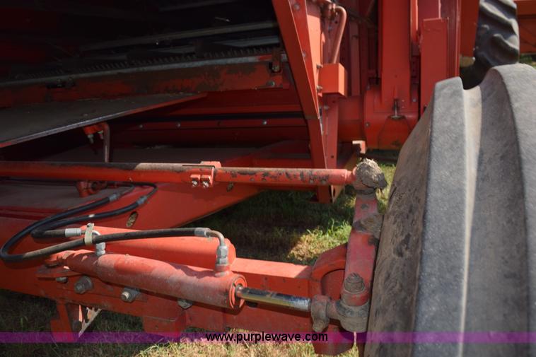 image for item L5817 1981 Massey-Ferguson 860 combine