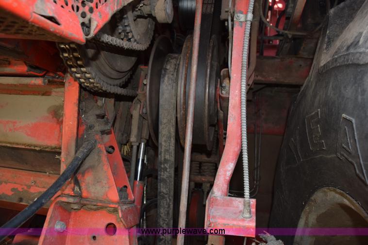 image for item L5817 1981 Massey-Ferguson 860 combine