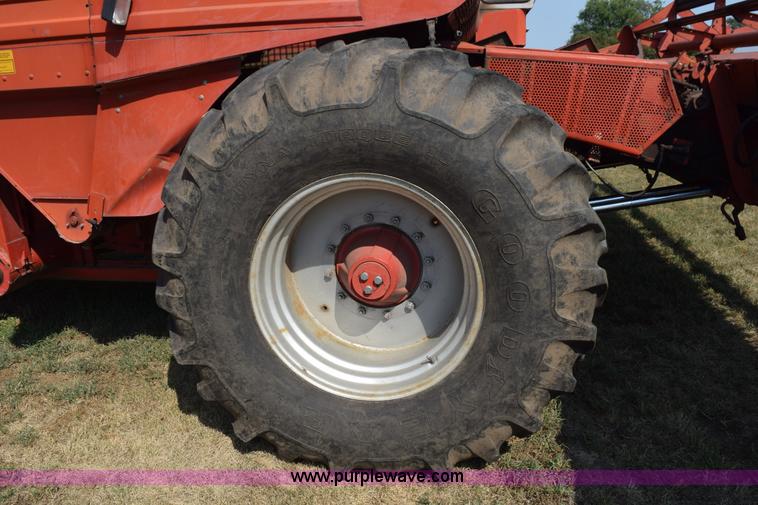 image for item L5817 1981 Massey-Ferguson 860 combine