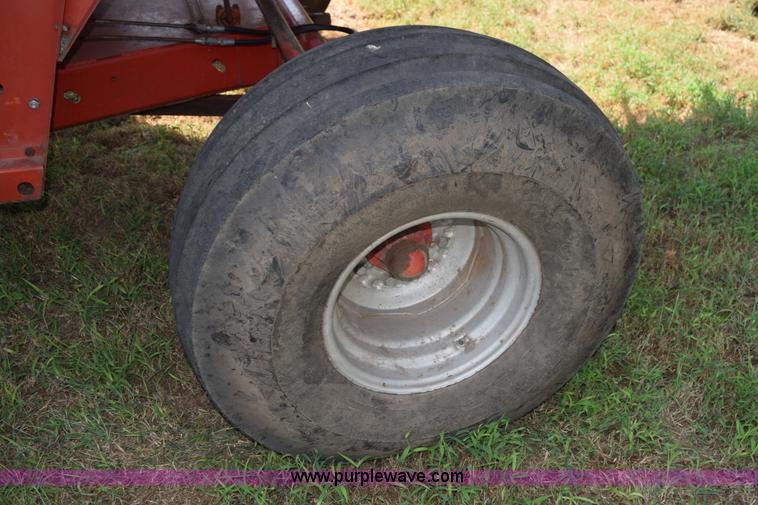 image for item L5817 1981 Massey-Ferguson 860 combine