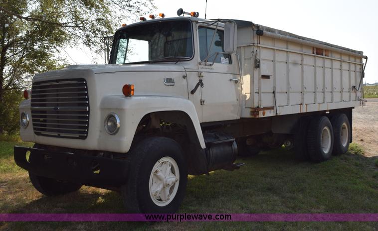 image for item L5818 1973 Ford 850 grain truck