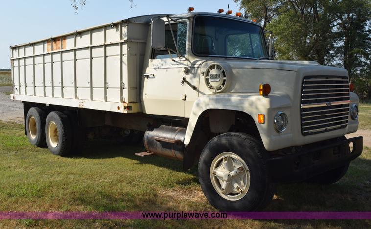 image for item L5818 1973 Ford 850 grain truck