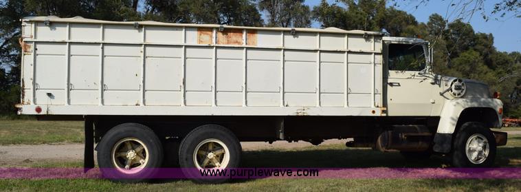 image for item L5818 1973 Ford 850 grain truck