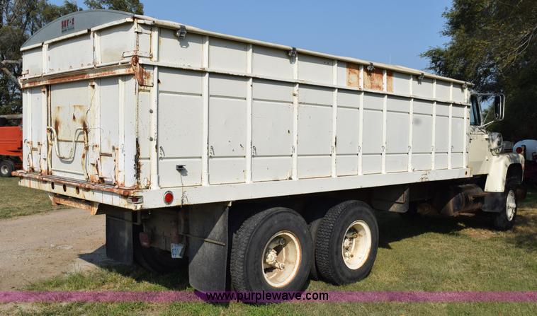 image for item L5818 1973 Ford 850 grain truck