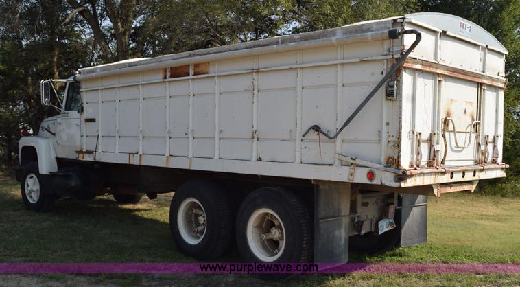 image for item L5818 1973 Ford 850 grain truck