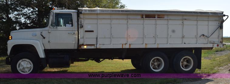 image for item L5818 1973 Ford 850 grain truck
