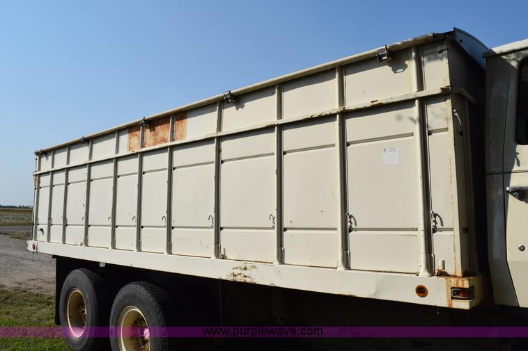 image for item L5818 1973 Ford 850 grain truck