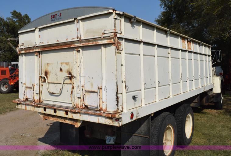 image for item L5818 1973 Ford 850 grain truck