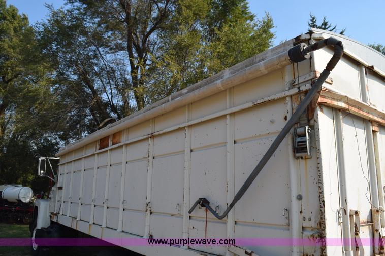 image for item L5818 1973 Ford 850 grain truck