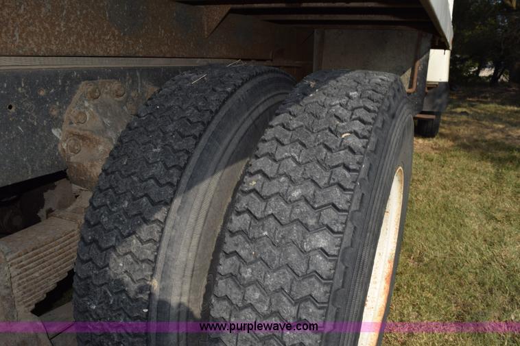 image for item L5818 1973 Ford 850 grain truck