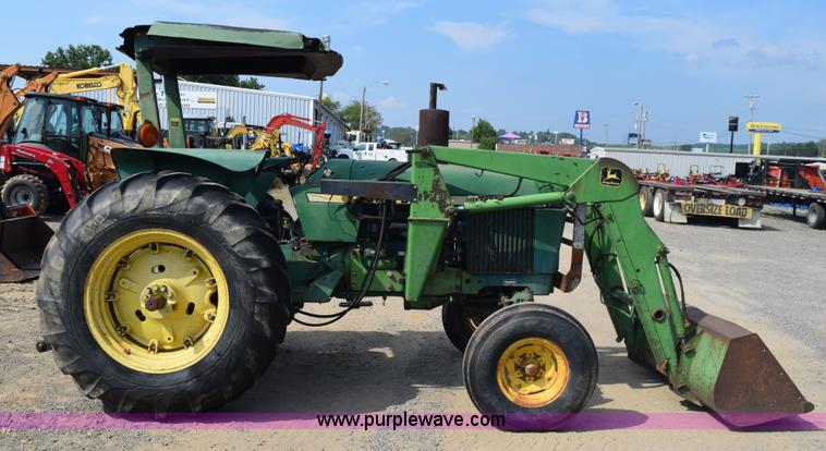 image for item L5850 1982 John Deere 2640 tractor