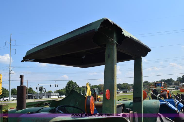 image for item L5850 1982 John Deere 2640 tractor