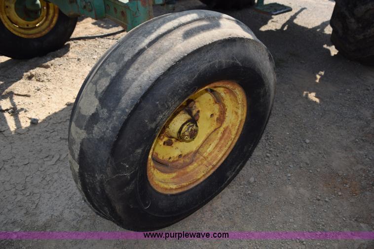 image for item L5850 1982 John Deere 2640 tractor