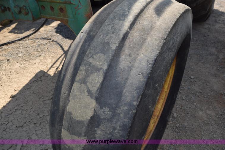 image for item L5850 1982 John Deere 2640 tractor