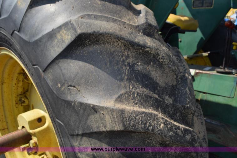 image for item L5850 1982 John Deere 2640 tractor