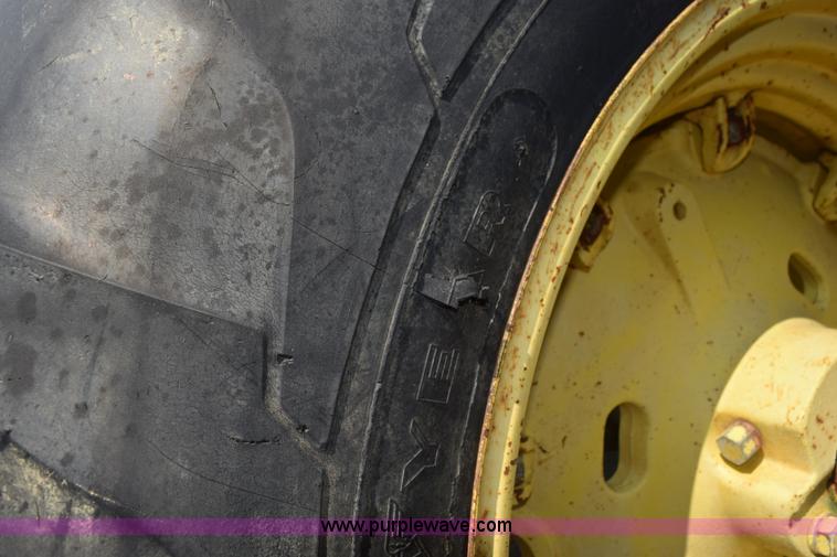 image for item L5850 1982 John Deere 2640 tractor