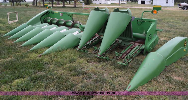 image for item L5979 2002 John Deere 893 corn head