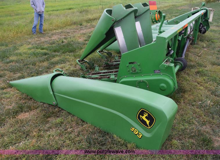 image for item L5979 2002 John Deere 893 corn head