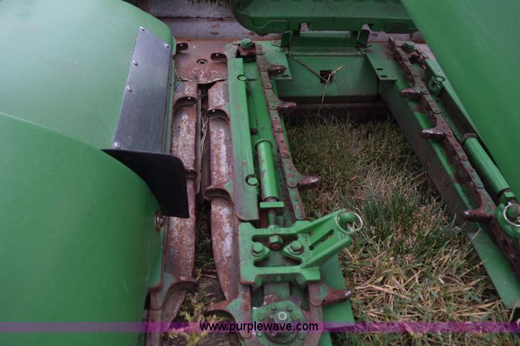 image for item L5979 2002 John Deere 893 corn head