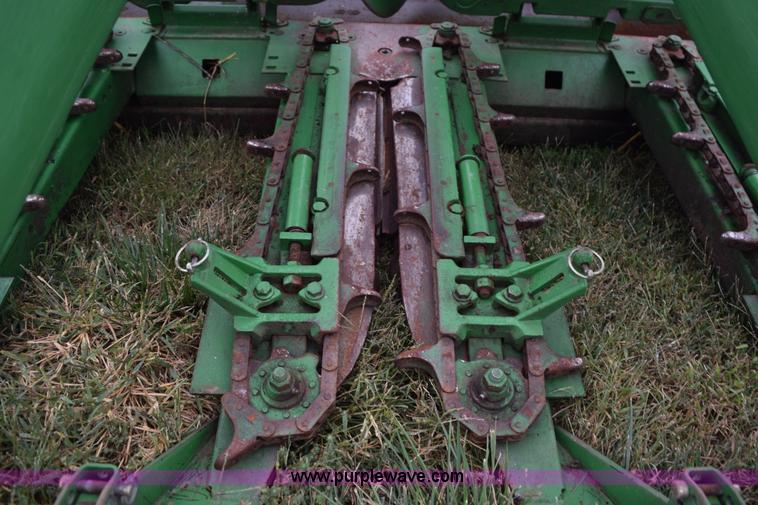 image for item L5979 2002 John Deere 893 corn head