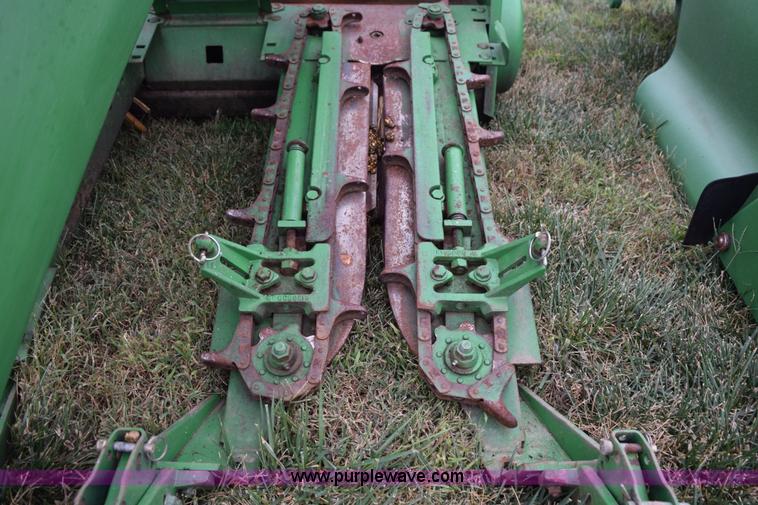 image for item L5979 2002 John Deere 893 corn head