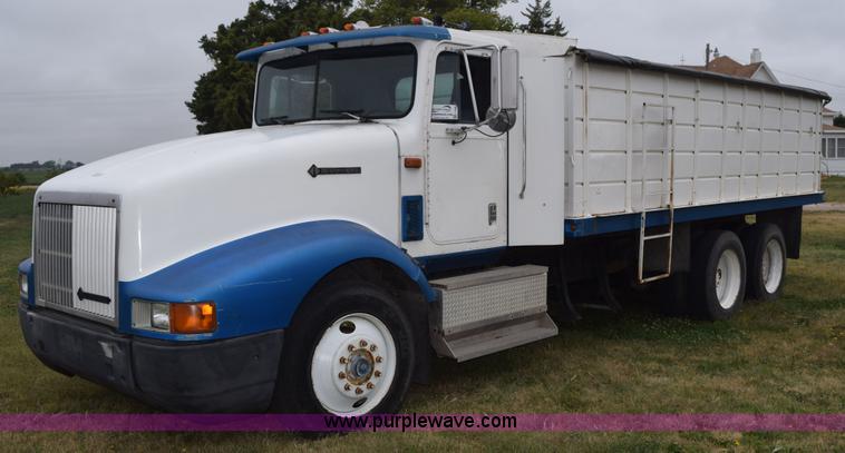 image for item L5980 1995 International 9500 grain truck