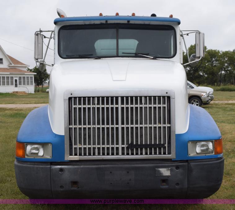 image for item L5980 1995 International 9500 grain truck