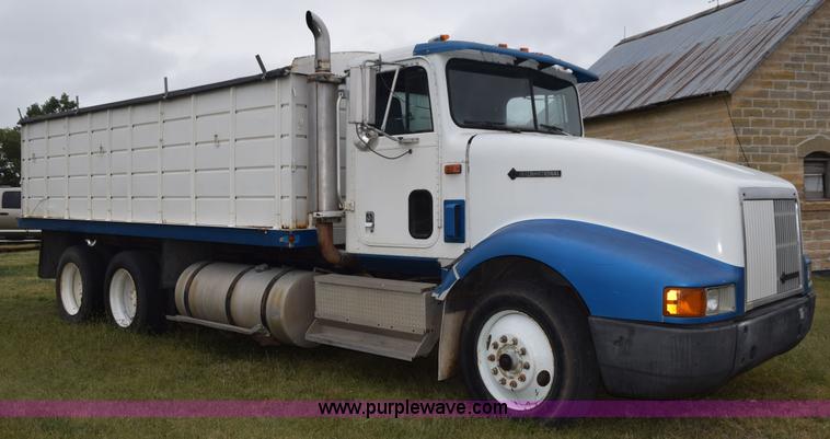 image for item L5980 1995 International 9500 grain truck
