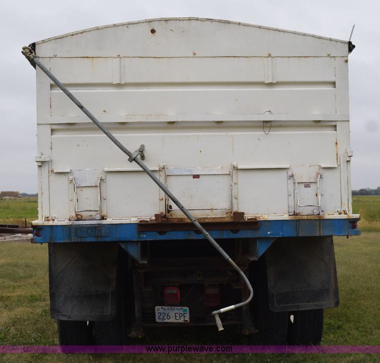 image for item L5980 1995 International 9500 grain truck