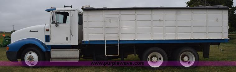 image for item L5980 1995 International 9500 grain truck