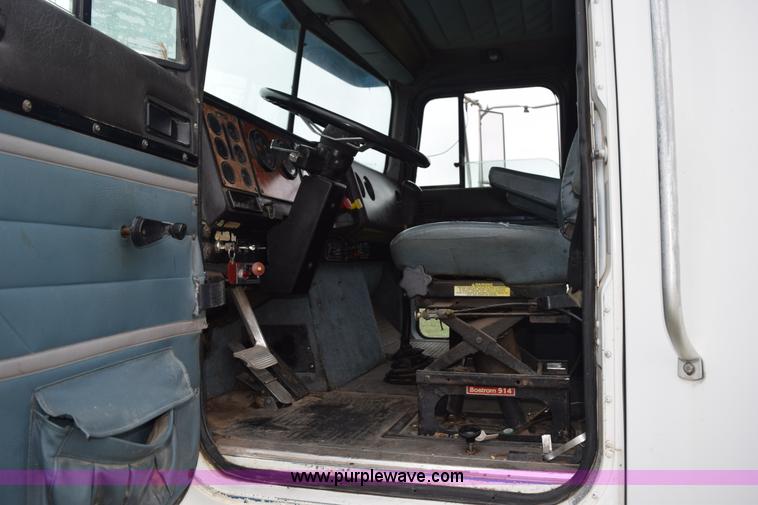 image for item L5980 1995 International 9500 grain truck