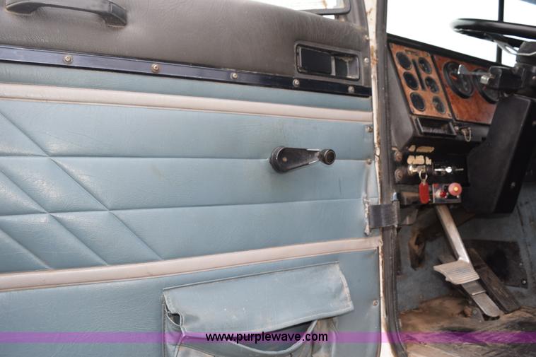 image for item L5980 1995 International 9500 grain truck