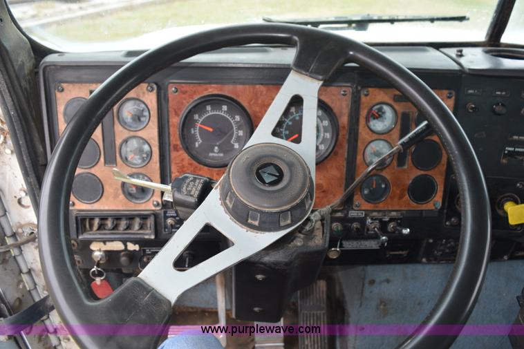 image for item L5980 1995 International 9500 grain truck