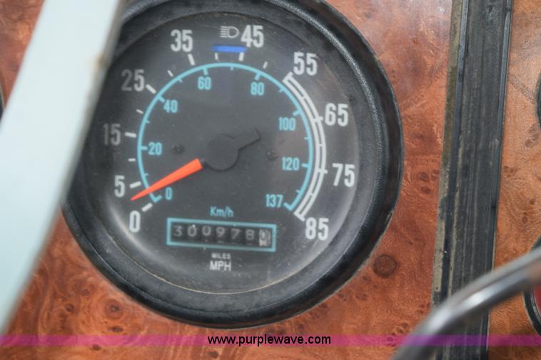 image for item L5980 1995 International 9500 grain truck