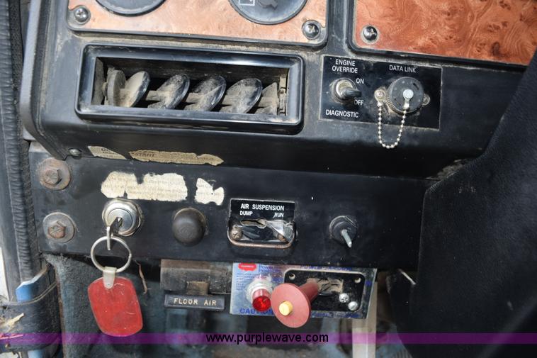 image for item L5980 1995 International 9500 grain truck