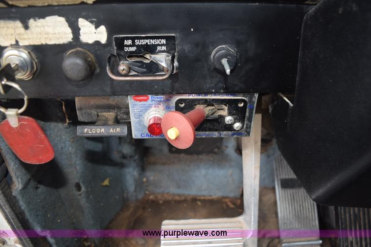 image for item L5980 1995 International 9500 grain truck