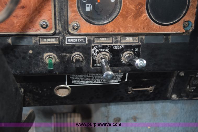 image for item L5980 1995 International 9500 grain truck