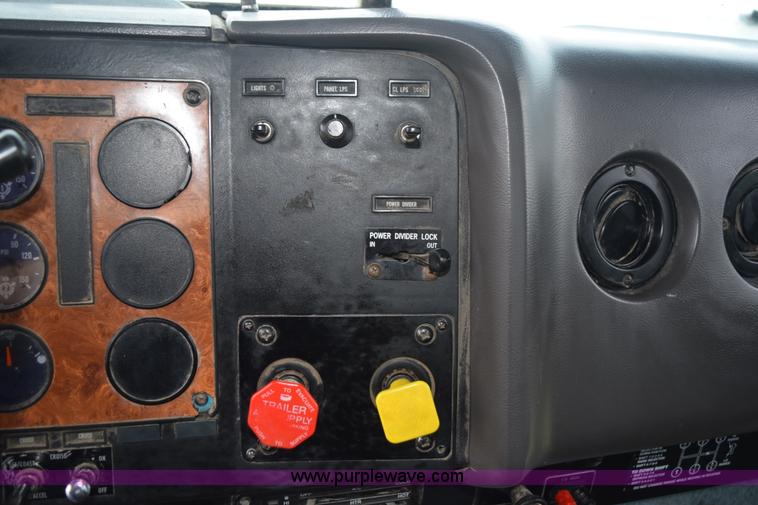 image for item L5980 1995 International 9500 grain truck