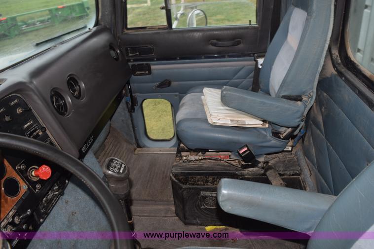 image for item L5980 1995 International 9500 grain truck