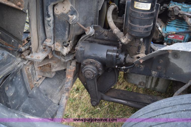 image for item L5980 1995 International 9500 grain truck