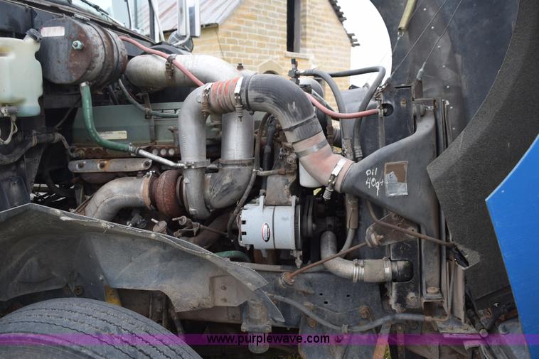 image for item L5980 1995 International 9500 grain truck