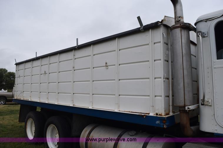 image for item L5980 1995 International 9500 grain truck