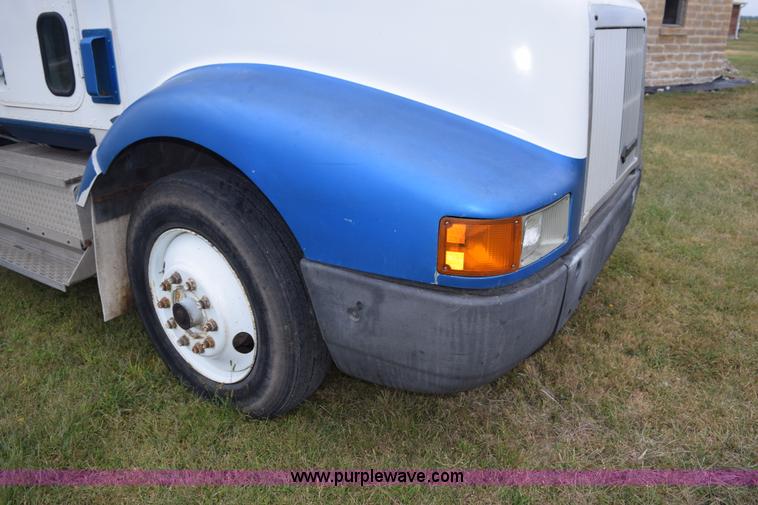 image for item L5980 1995 International 9500 grain truck