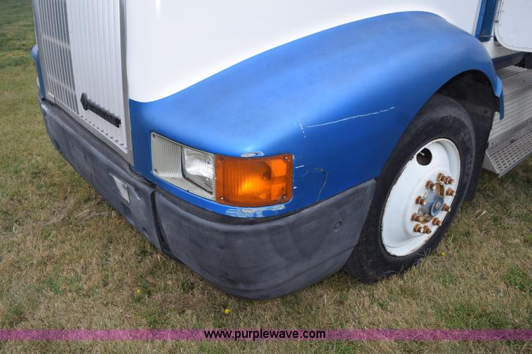 image for item L5980 1995 International 9500 grain truck