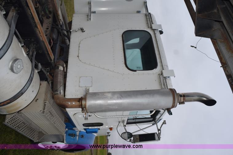 image for item L5980 1995 International 9500 grain truck