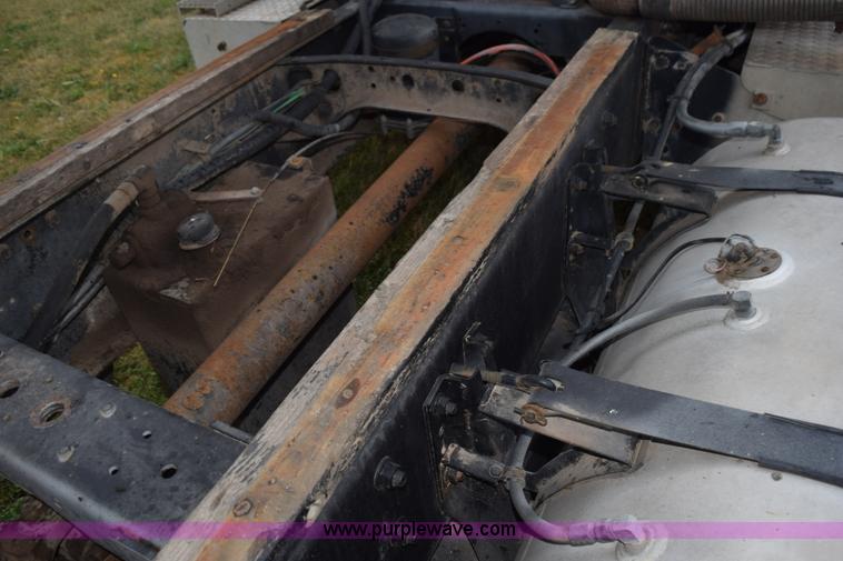 image for item L5980 1995 International 9500 grain truck